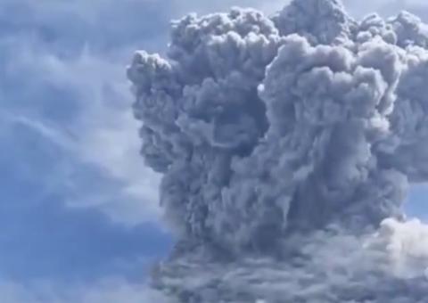 Vulcão Sinabung entra em erupção e assusta moradores na Indonésia