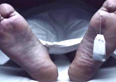 Mulher entra em necrotério para ver pai morto e se depara com algo bizarro