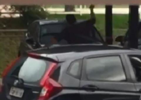 Homem que cuspiu e humilhou motoboy já apedrejou carro de vizinha