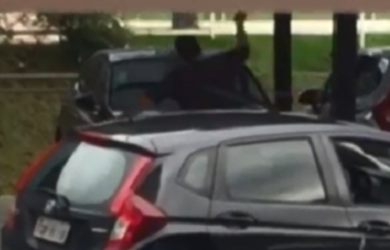 Homem que cuspiu e humilhou motoboy já apedrejou carro de vizinha