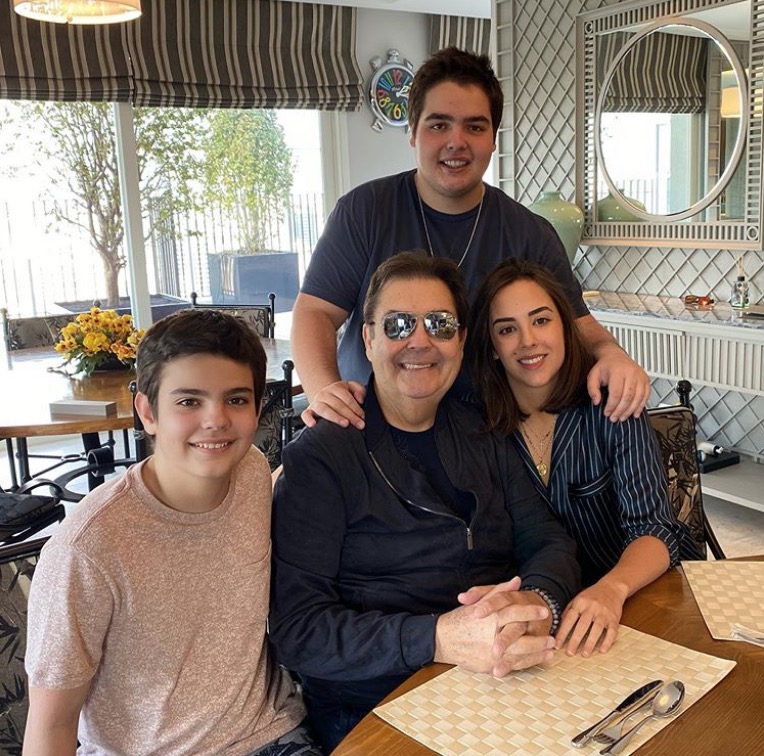 Faustão aparece em foto rara com os filhos em post da esposa
