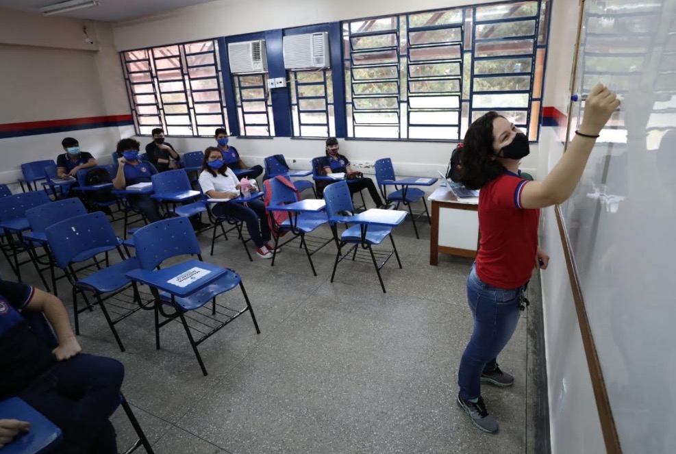 Após viver colapso, Amazonas é o 1º estado a retomar aulas na rede pública do país