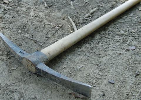 Mulher é morta pelo companheiro com golpes de picareta