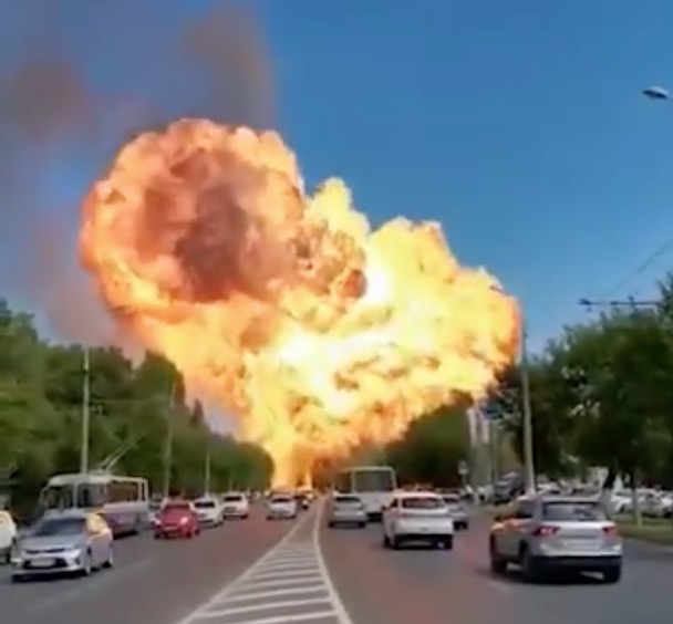 Grande explosão é registrada em posto de combustíveis na Rússia 