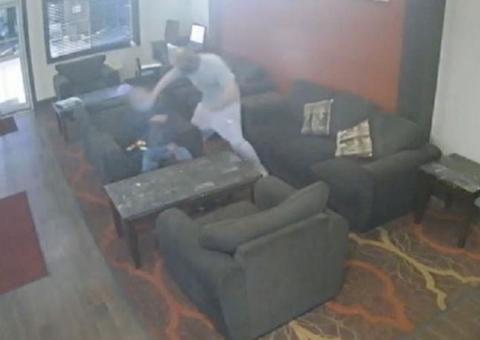 Idoso é espancado após pedir que mulher use máscara; agressor é namorado dela 