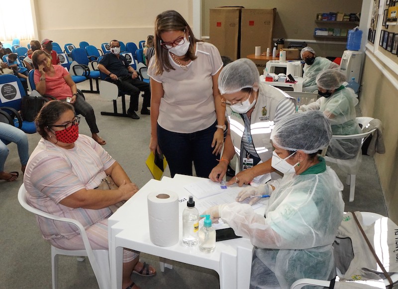PGE faz testes rápidos e distribui máscaras a servidores em Manaus