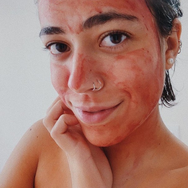 Youtuber choca ao revelar que usa sangue da menstruação como máscara facial