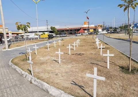 Professores protestam com cruzes contra volta às aulas presenciais em Manaus