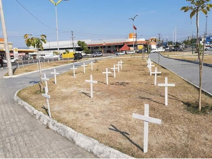 Professores protestam com cruzes contra volta às aulas presenciais em Manaus