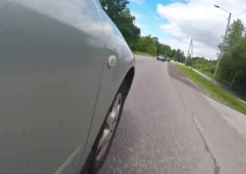 Com filho no colo, mulher se joga de carro em movimento após ser espancada por marido