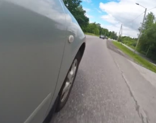 Com filho no colo, mulher se joga de carro em movimento após ser espancada por marido