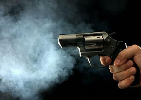 Suposto sargento da PM dá tiros na frente da casa da ex e aterroriza família em Manaus