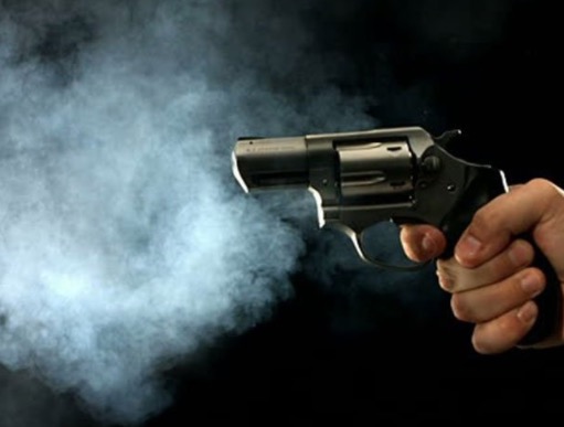 Suposto sargento da PM dá tiros na frente da casa da ex e aterroriza família em Manaus