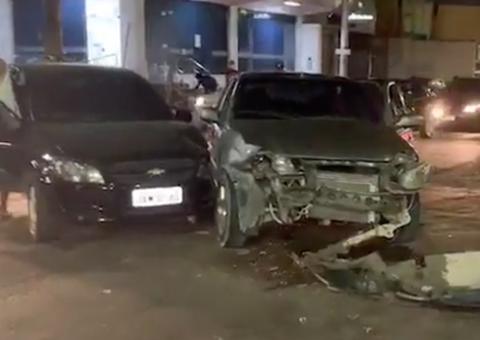 Carro 'fura' sinal vermelho e deixa homem ferido em colisão em Manaus 