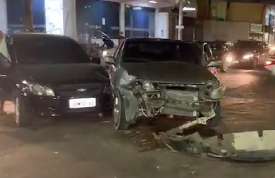 Carro 'fura' sinal vermelho e deixa homem ferido em colisão em Manaus 