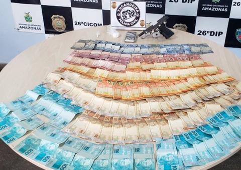Mulher é presa com mais de R$ 6 mil e arma em 'boca de fumo' de Manaus 
