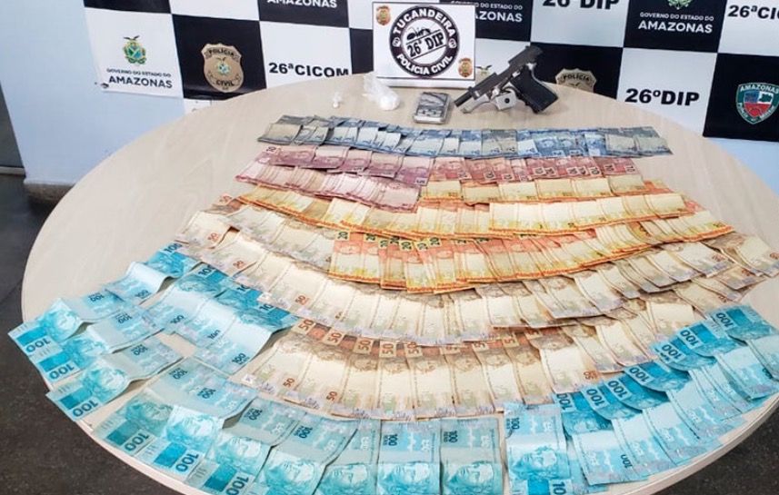 Mulher é presa com mais de R$ 6 mil e arma em 'boca de fumo' de Manaus 