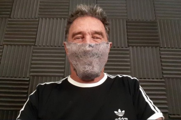 Milionário criador de antivírus é preso por usar calcinha da esposa contra Covid