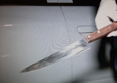 Mulher mata namorado com facada no coração após pegar ele com outra 