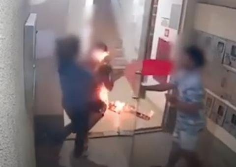Mulher surge pegando fogo na porta de prédio em cena chocante; confira