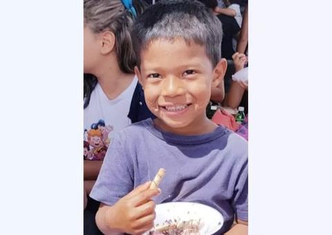 Servente conta detalhes da morte de criança em lama e polícia inocenta padrasto