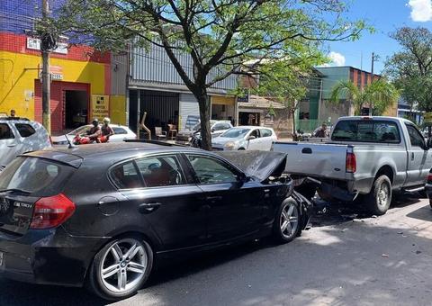 Mecânico sem CNH é preso após bater carro de luxo de cliente