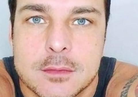 Ex-Dominó Klaus Hee coloca à venda revistas com seus ensaios nu 