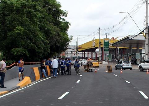 Obra em rede de esgoto interdita avenida Brasil na noite desta terça-feira