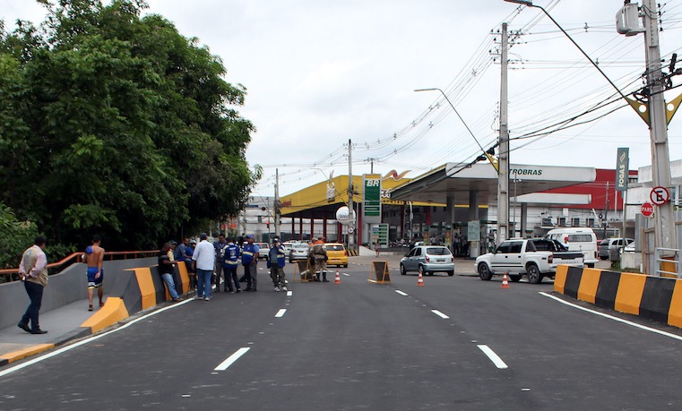 Obra em rede de esgoto interdita avenida Brasil na noite desta terça-feira