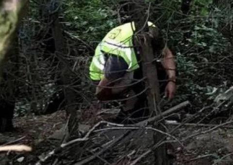 Entregador é demitido após fazer cocô no quintal de cliente