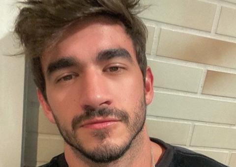 Ex-BBB Guilherme Napolitano é alvo de críticas após ser flagrado em festa 