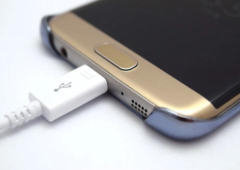 Adolescente de 13 anos morre após choque elétrico ao tocar em carregador de celular