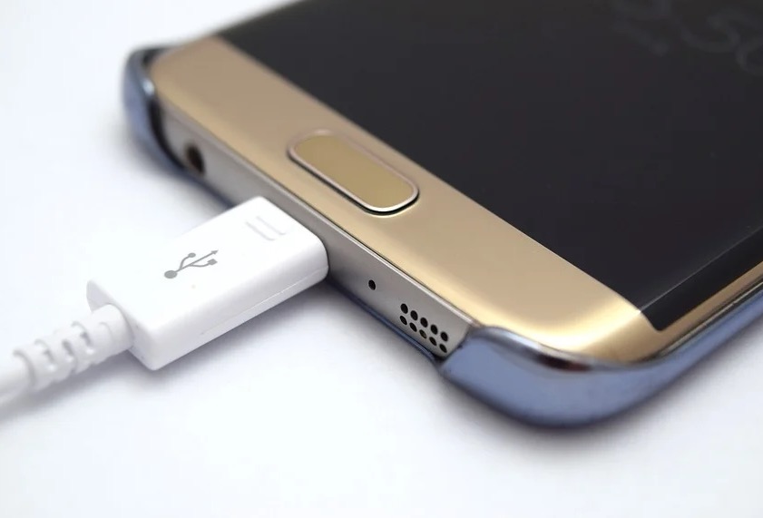 Adolescente de 13 anos morre após choque elétrico ao tocar em carregador de celular