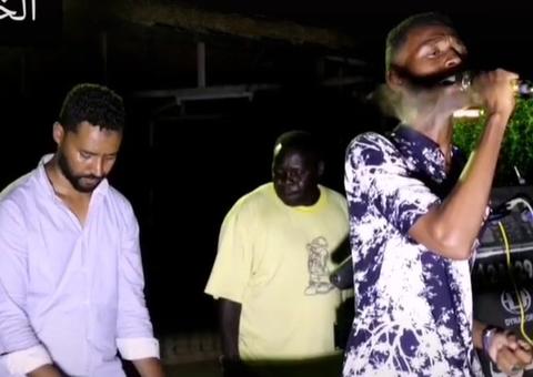 Morcego interrompe live ao dar 'voos rasantes' no rosto de cantor