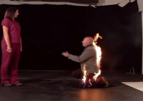 Homem pega fogo ao pedir mão de namorada em casamento