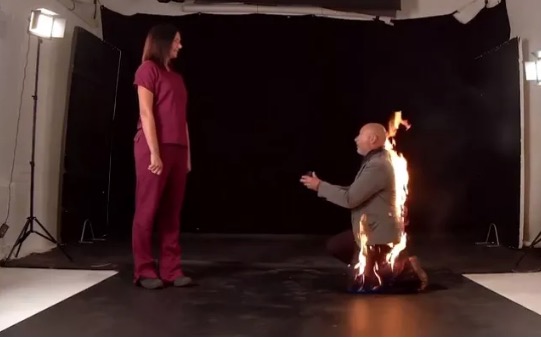 Homem pega fogo ao pedir mão de namorada em casamento