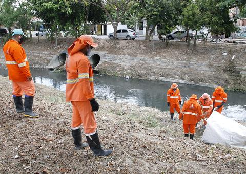 Igarapés e orla do rio Negro têm ações de limpeza em Manaus