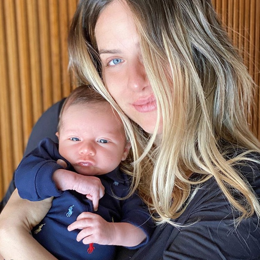 Giovanna Ewbank posa com filho Zyan e mostra rostinho do bebê