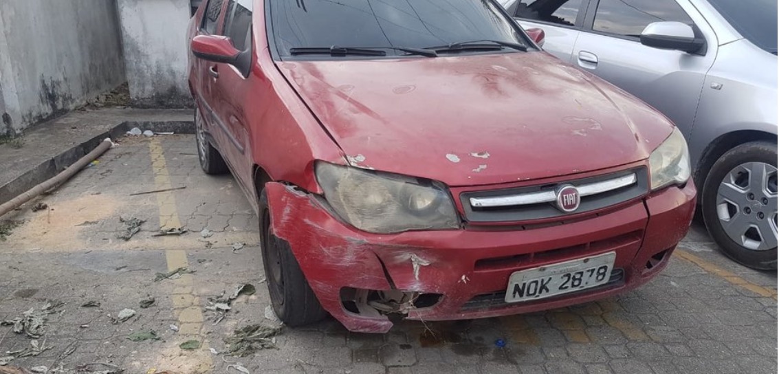 Durante fuga, bandidos batem carro em muro e acabam presos em Manaus 