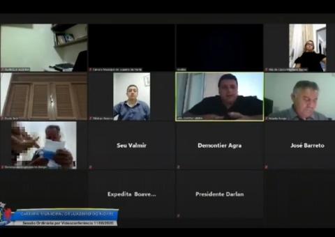 Mulher seminua surge ao lado de vereador durante sessão virtual