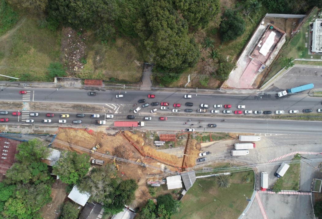 Construção de retorno na avenida Torquato Tapajós altera trânsito em Manaus 