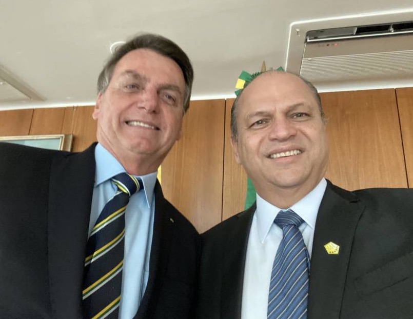 Bolsonaro troca liderança da Câmara e coloca deputado do centrão