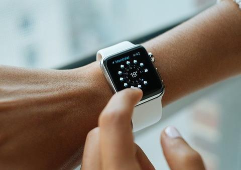 Mulher descobre traição ao analisar relógio que monitora exercícios