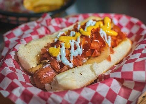 Cliente coloca próprio cabelo em kikão para reclamar de lanchonete e detalhe chama atenção
