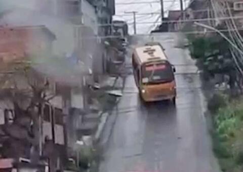 Vídeo flagra momento em que micro-ônibus desliza em ladeira de Manaus