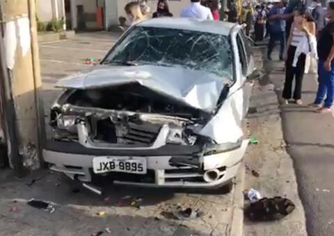 Carro colide e atropela populares em ponto de ônibus em Manaus