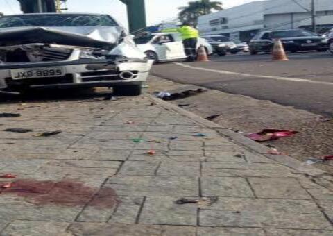 Carro desgovernado arrasta cinco pessoas em ponto de ônibus em Manaus