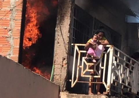 Avó joga neta da sacada de casa para salvá-la de incêndio