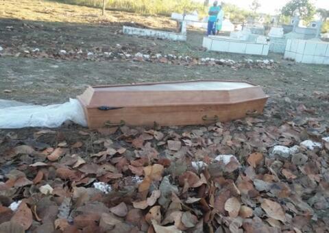Corpo de vítima da covid é abandonado em caixão sem proteção em cemitério