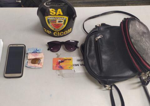 Mulher é presa após furtar celular de passageira que subia no ônibus em Manaus 